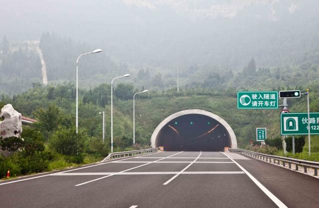 交通标志问号和灯泡,高速上问号加灯泡是什么标志