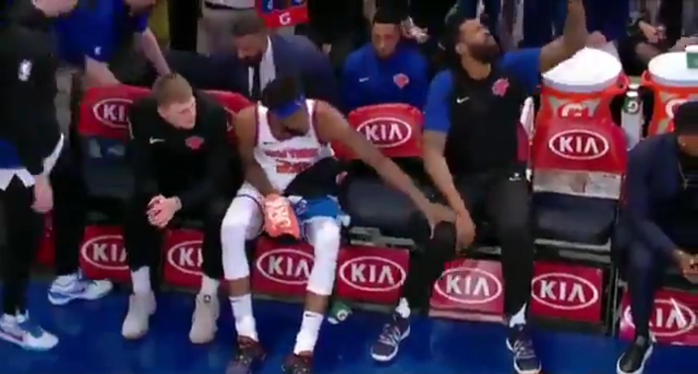 逗比!尼克斯两位2米1黑大汉替补席互掐大腿小乔丹熊二本尊无疑