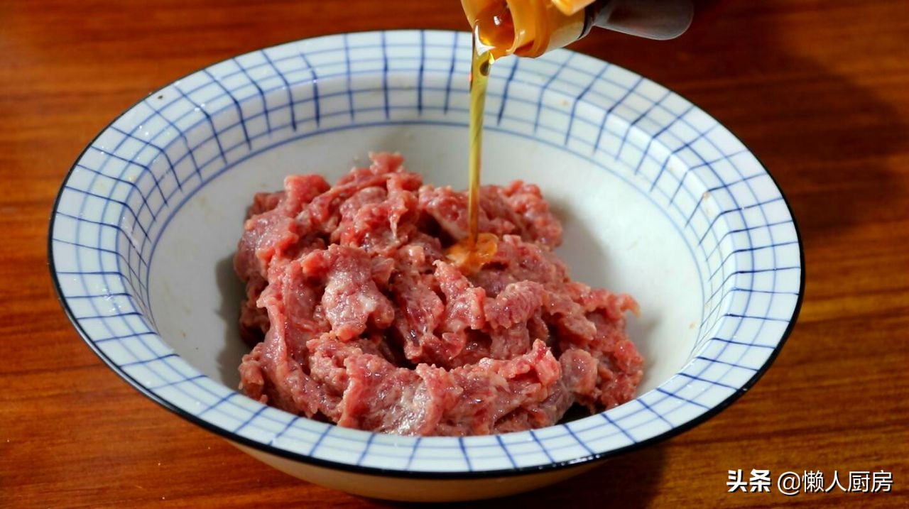 这是牛肉汤的懒人做法，肉嫩无腥味，好喝不油腻，味道香