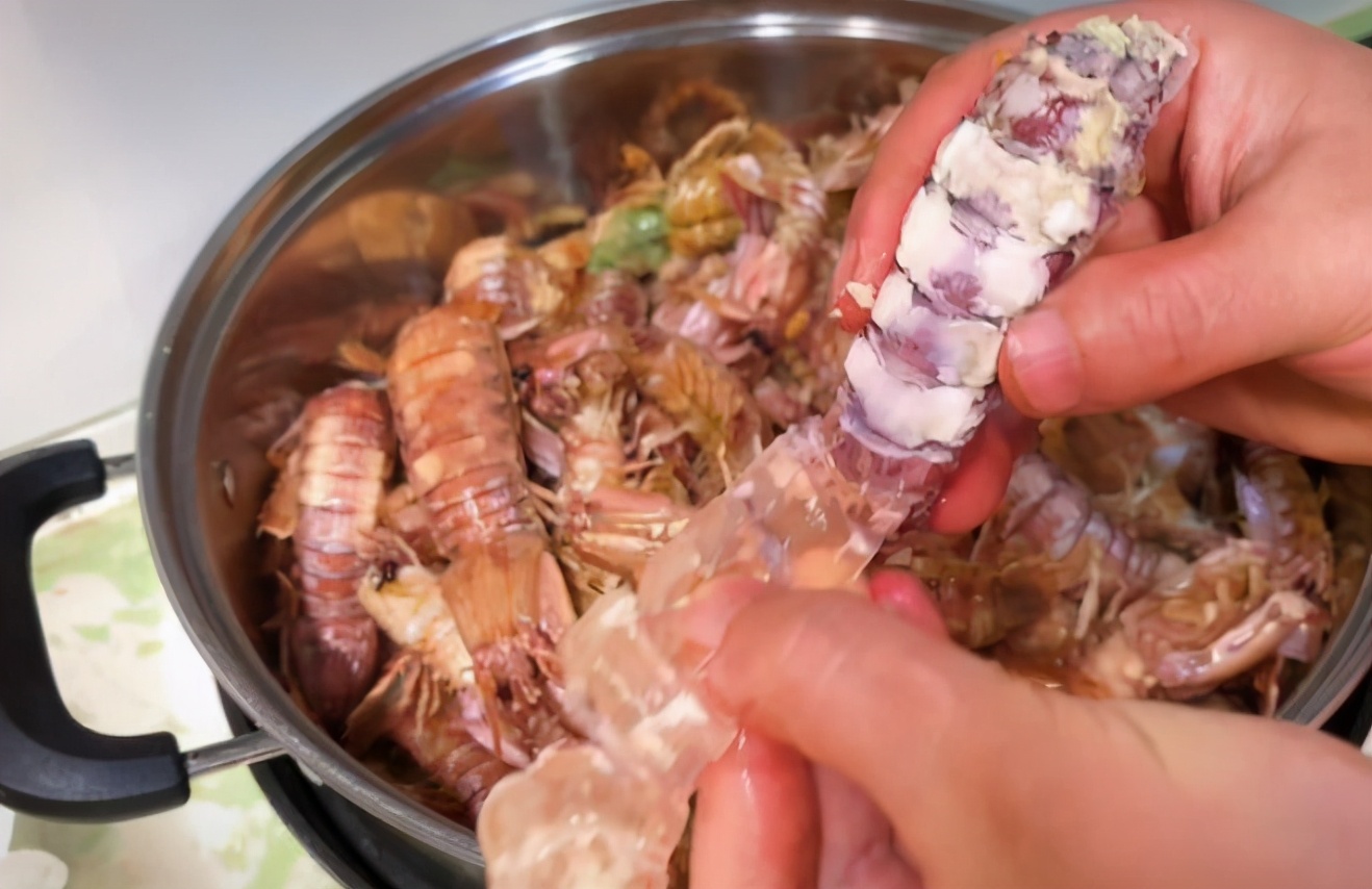 皮皮虾剥壳小技巧图解,快速剥皮皮虾壳