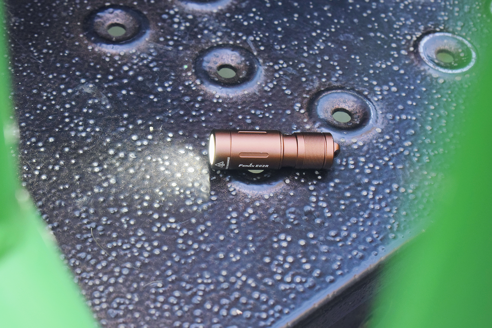 随身应急兼顾把玩——菲尼克斯E02R钥匙扣迷你手电赏评