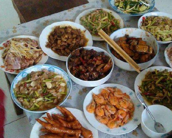 媳妇每回吃完家婆做的饭总感冒,有回跟丈夫换碗,丈夫吃完蒙住