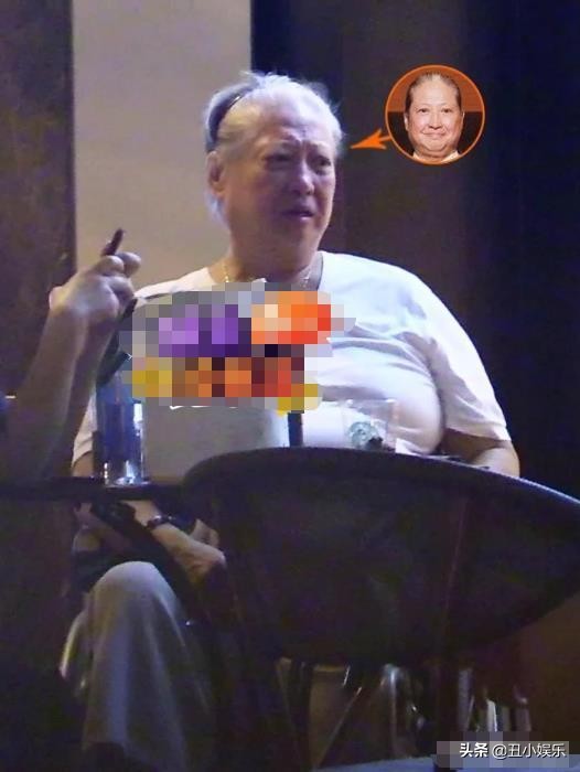 洪金宝年轻戴眼镜照片,洪金宝戴眼镜出场