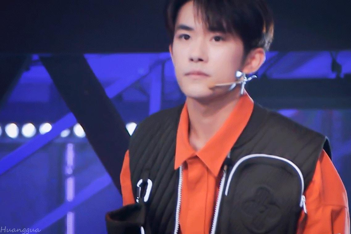 易烊千玺短裤造型,易烊千玺称自己越来越自闭了