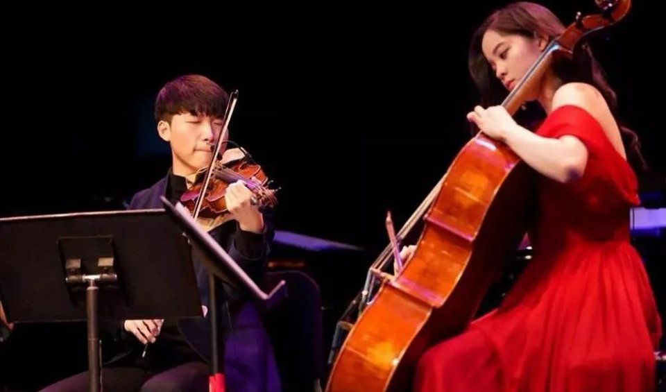 “人精”欧阳娜娜暗讽美合专睡男明星？扒完她的好友圈发现她极度