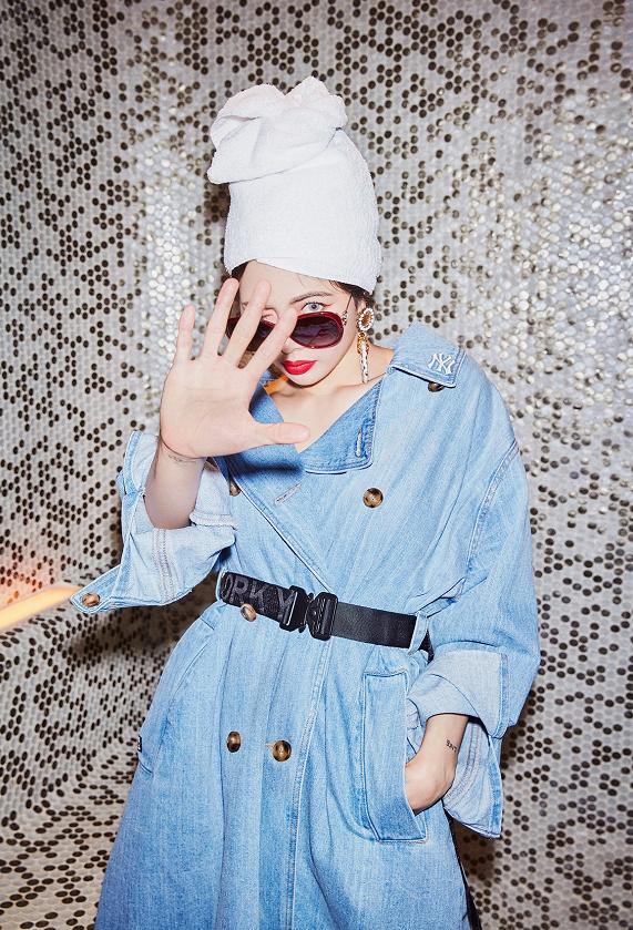 金泫雅黑黄鞋子,金泫雅最新机场同款鞋