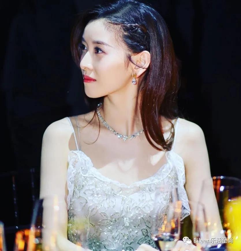 合影被裁？奶茶妹妹的千亿名媛晋级路还有多长？