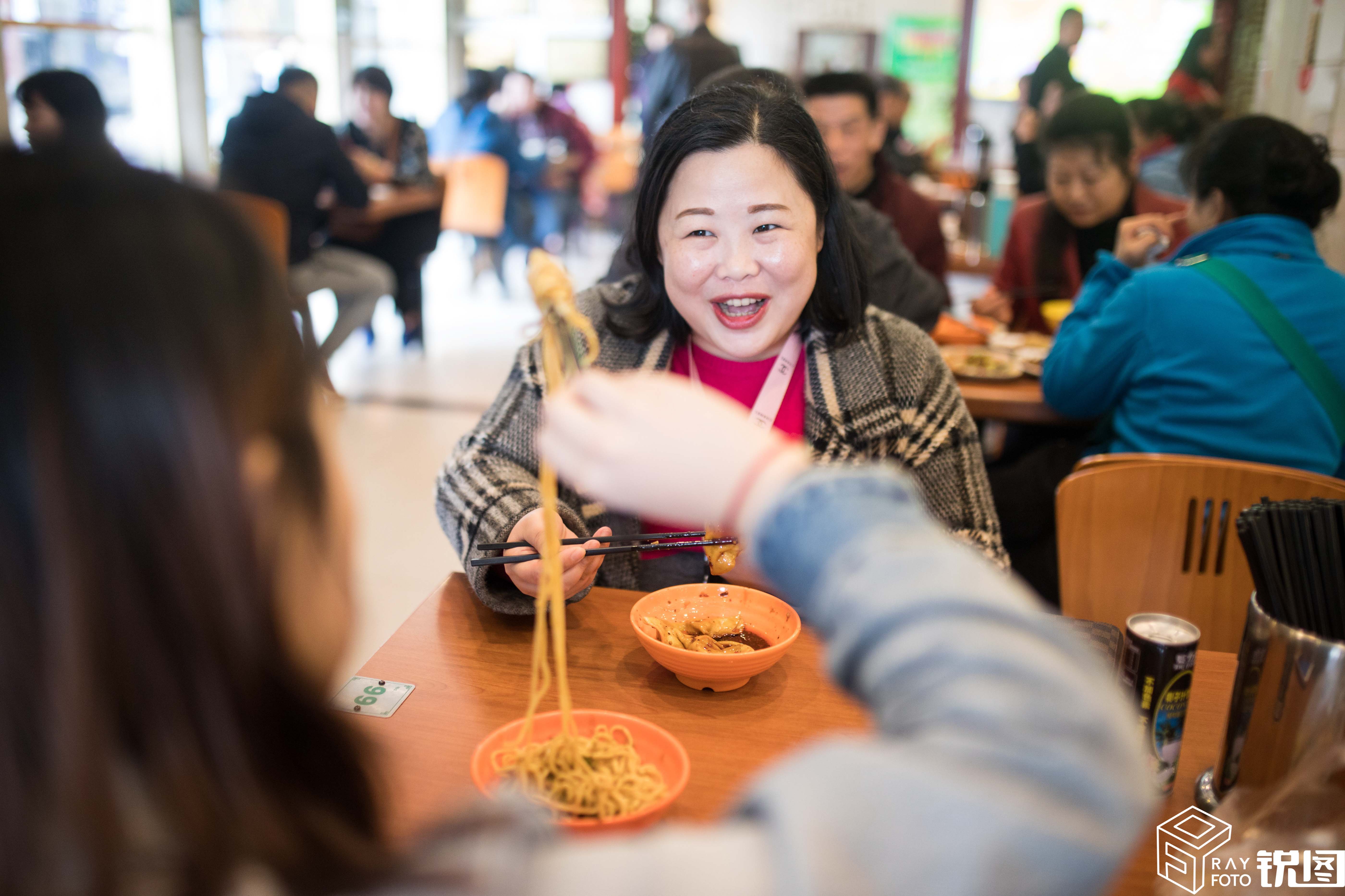 做代驾的女人视频,凌晨还在做代驾的女人