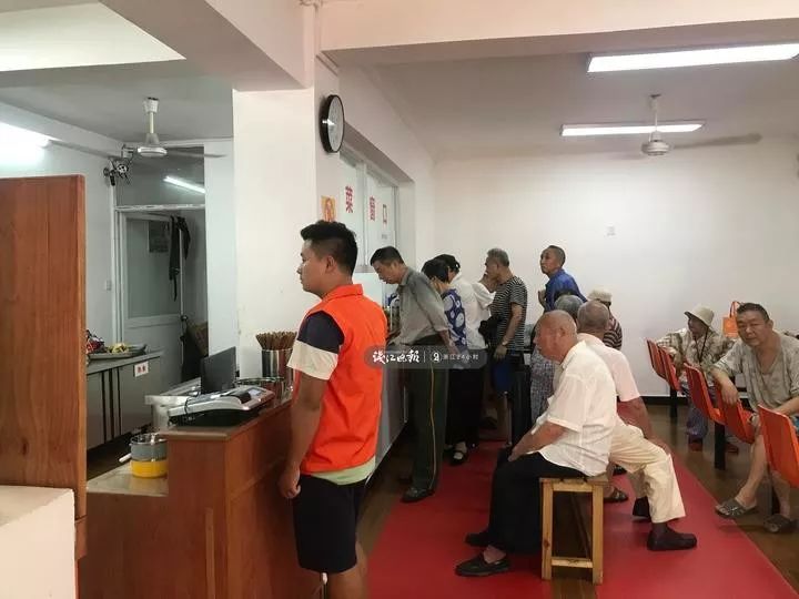 “能帮忙剪下指甲吗？我付点钱”84岁老人的求助，看哭了