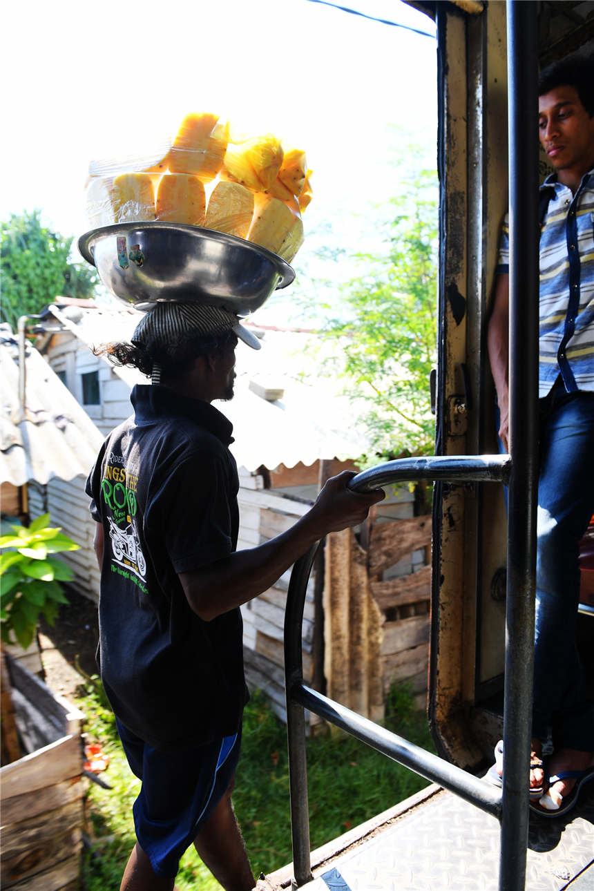 斯里兰卡海上小火车航拍,宫崎骏的斯里兰卡的小火车