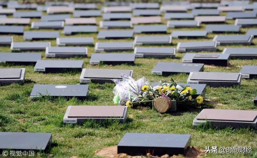 “坟地产”闷声发财88%毛利率超五粮液吊打地产龙头:经营者炒作?