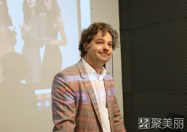 这支长效粉底液波兰女性人手一支，聚美丽去了他们总部波兰行①