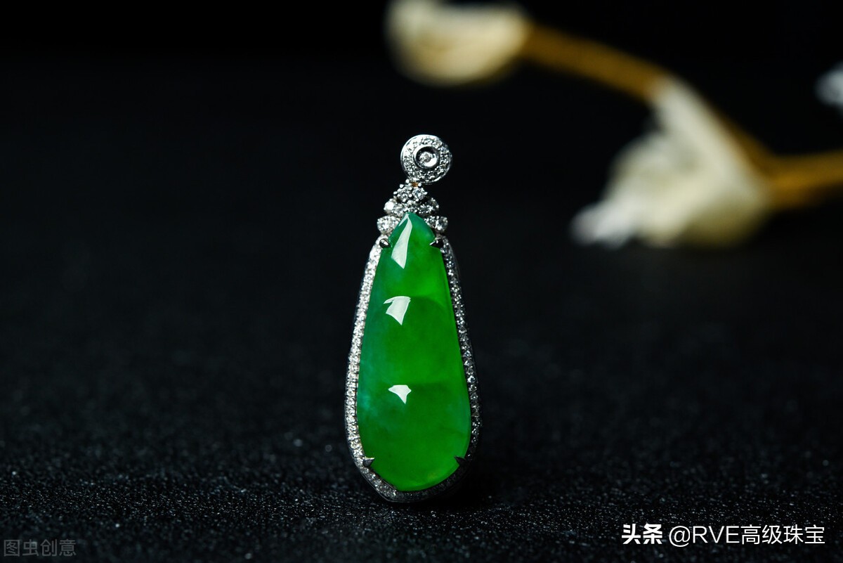 东陵玉和翡翠的区别是什么,翡翠与玉的区别是什么