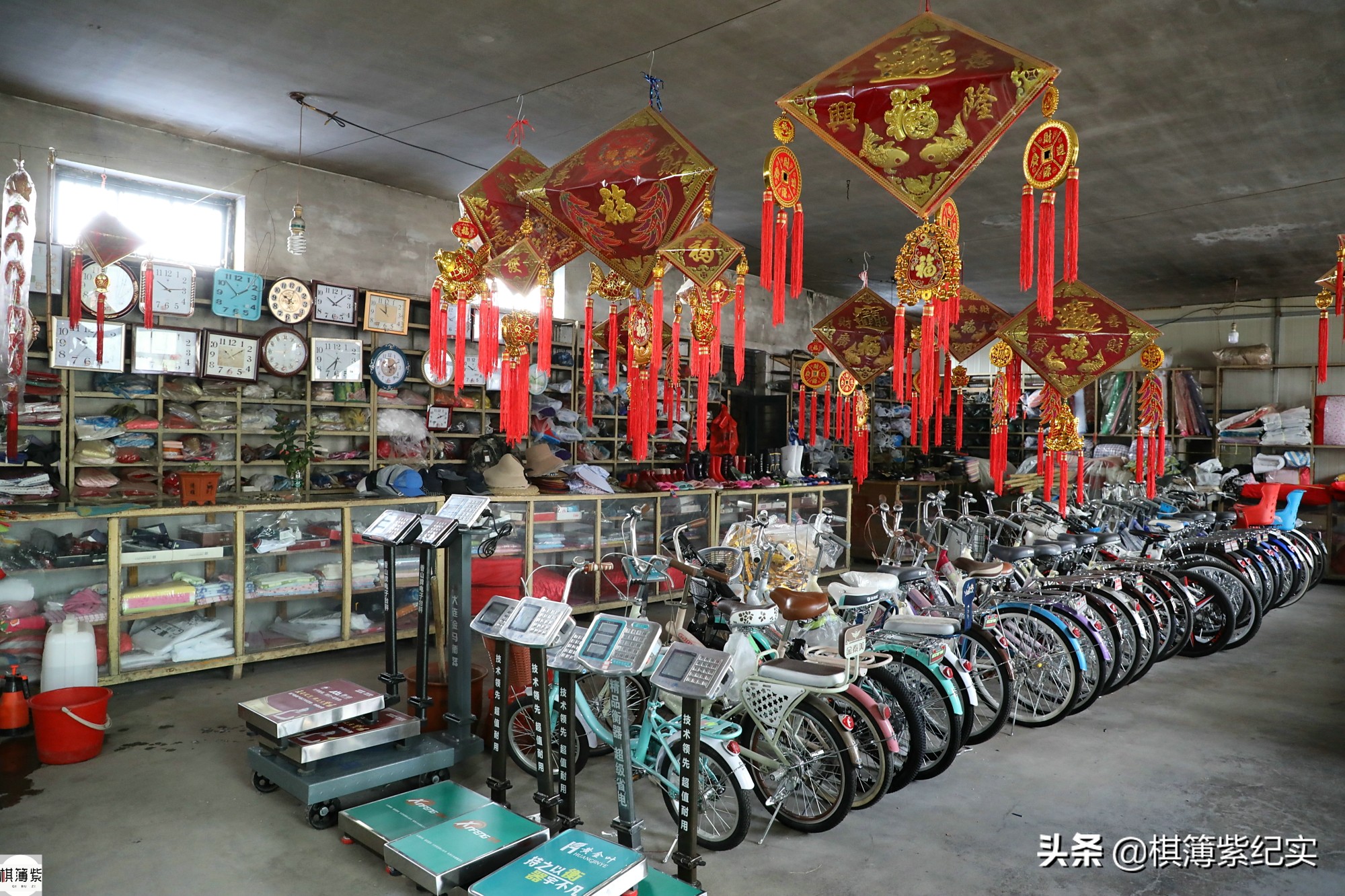 辽宁农村大社，柜台和商品还是八十年代样子，论分卖的小物件白送