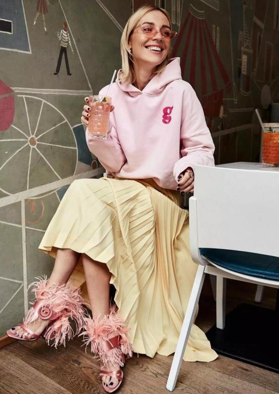 秋天穿裙子好看还是裤子好看,半身迷笛裙穿搭