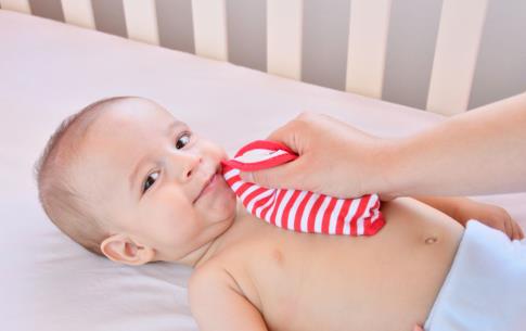 宝宝湿疹反反复复长在脸上怎么办,宝宝湿疹烂脸