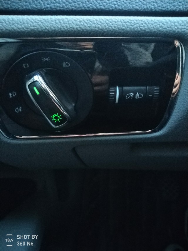 远看是黑色近看是绿色的车,远看是车近看是车