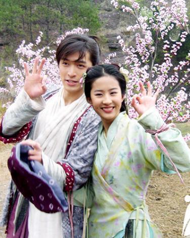 11年前杨幂为刘亦菲打伞,网曝杨幂曾为刘亦菲撑伞