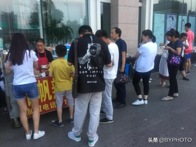 路人排队吃“浆糊”，怪老板却干半年歇半年