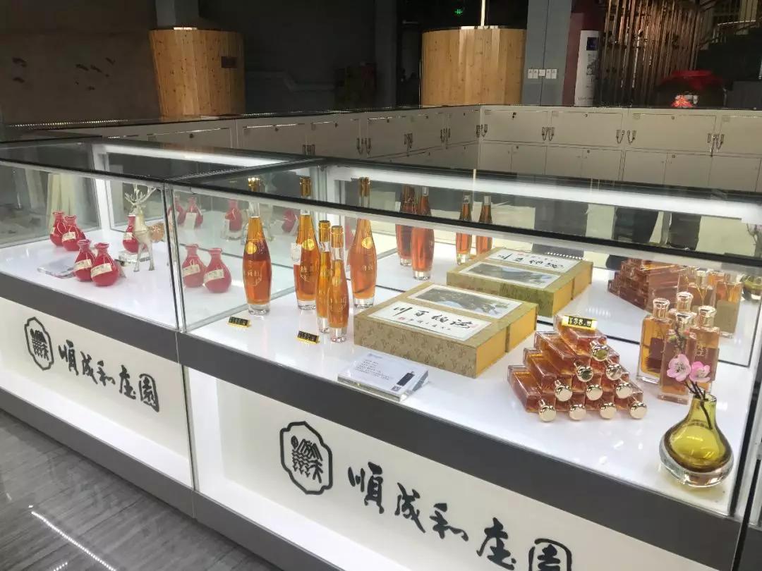 登山巅顺成和庄园，观云揽月望江水