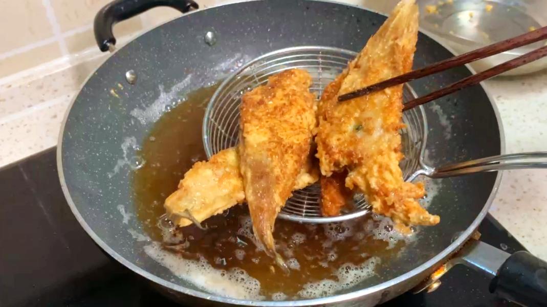 炸鱼只放面粉或淀粉都错了,炸鱼是放淀粉好还是面粉好