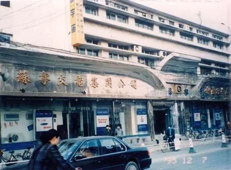 从大战刘强东黄光裕到148亿*身卖**自保,线下零售王者苏宁衰落史