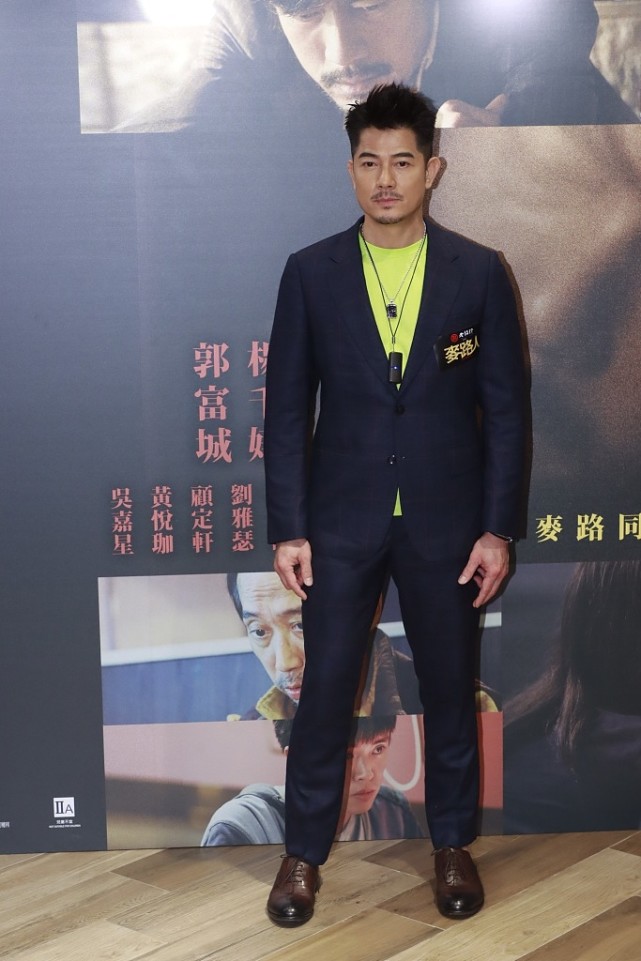 57岁郭富城穿西装笔挺出活动,郭富城双排扣西装搭配