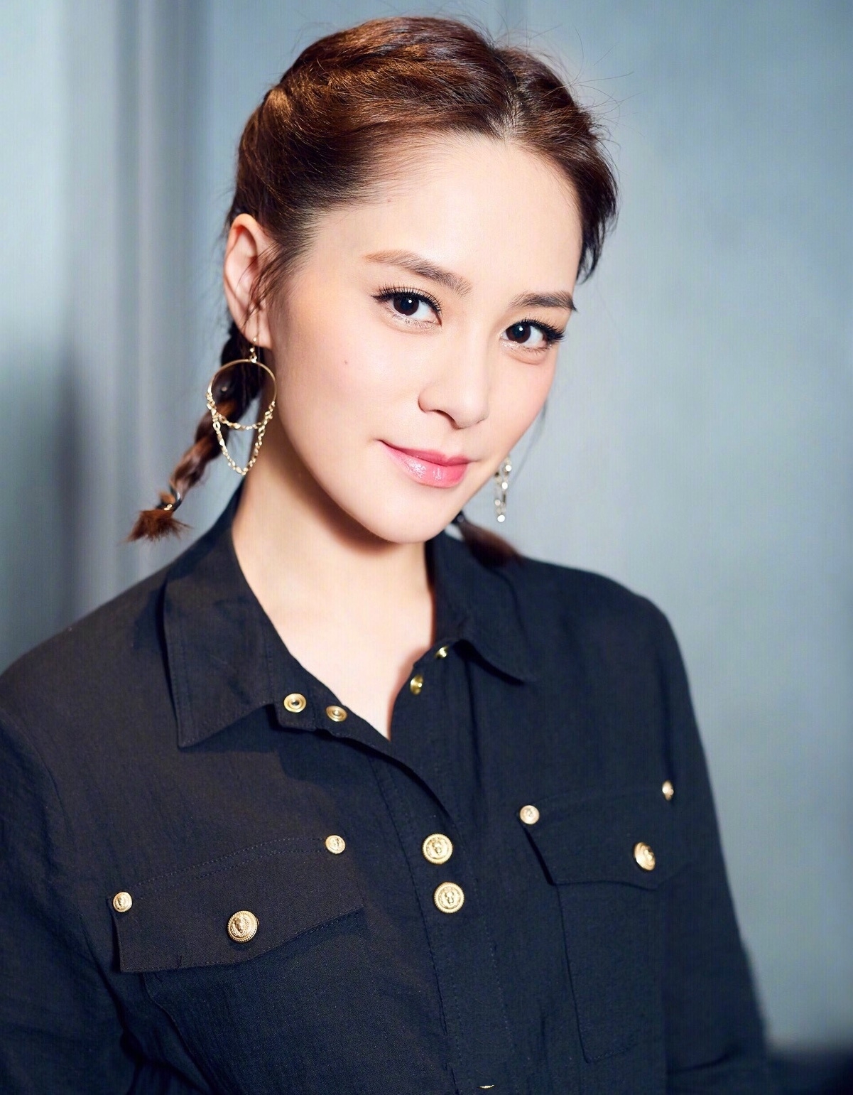 脸上有许多有痣的女生代表什么,脸上有痣的女孩子是不是不好看