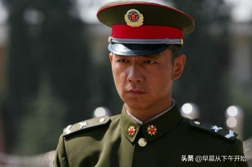 伍六一跟许三多介绍钢七连,士兵突击伍六一和伍万里