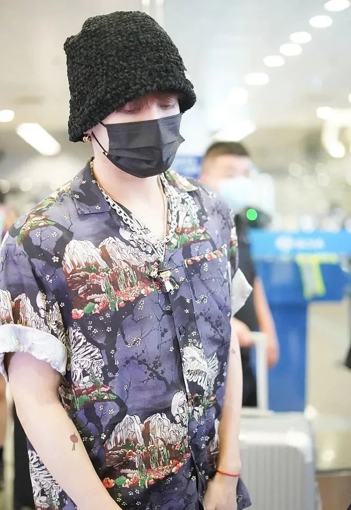 衣品超级好的男明星,王嘉尔穿的蔡徐坤同款衣服