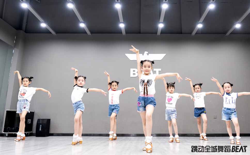 最近火爆的拉丁舞儿童,少儿拉丁舞哪个国家厉害