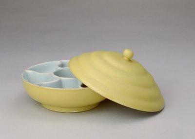 浅绿色釉瓷器,深绿色釉的瓷器