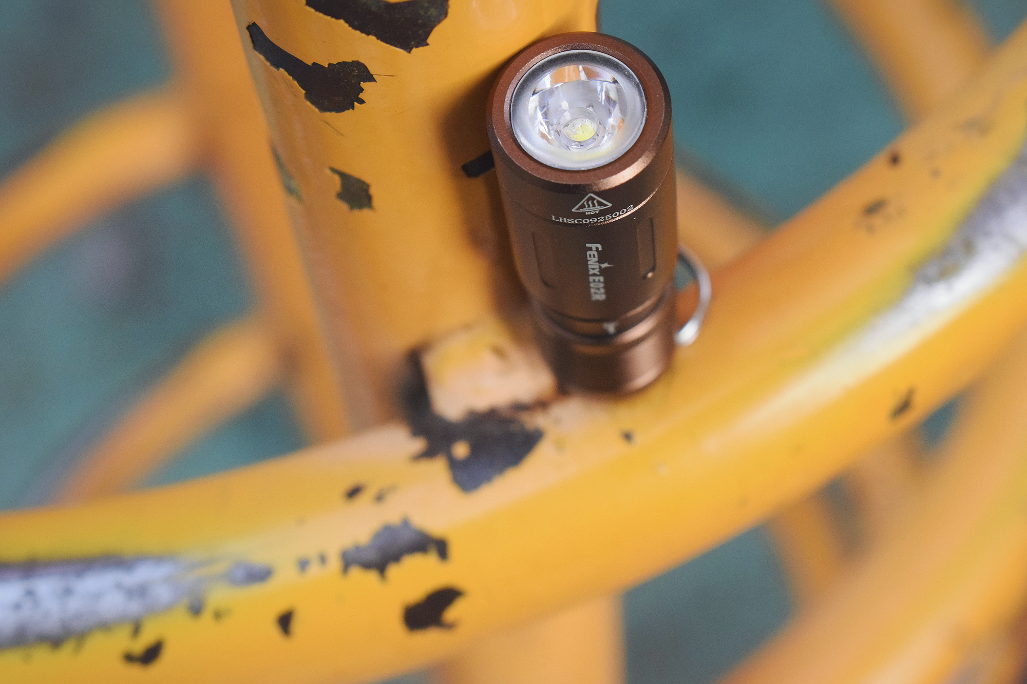 随身应急兼顾把玩——菲尼克斯E02R钥匙扣迷你手电赏评