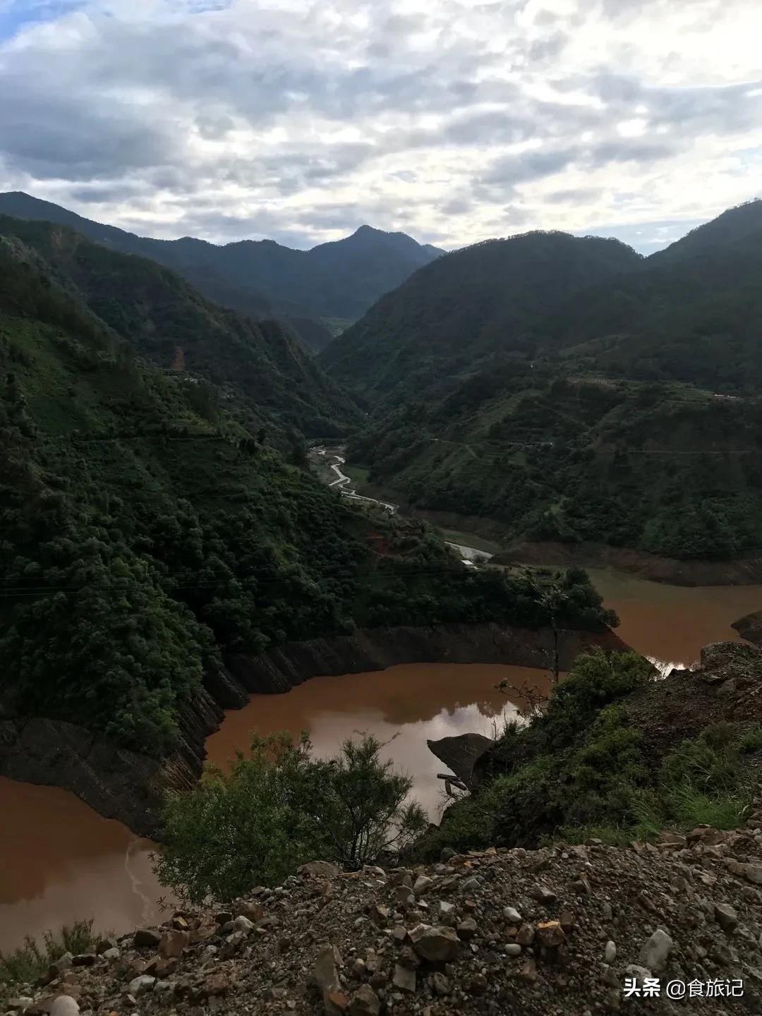 大凉山自然成熟的绿皮核桃,大凉山去青皮鲜核桃果肉饱满
