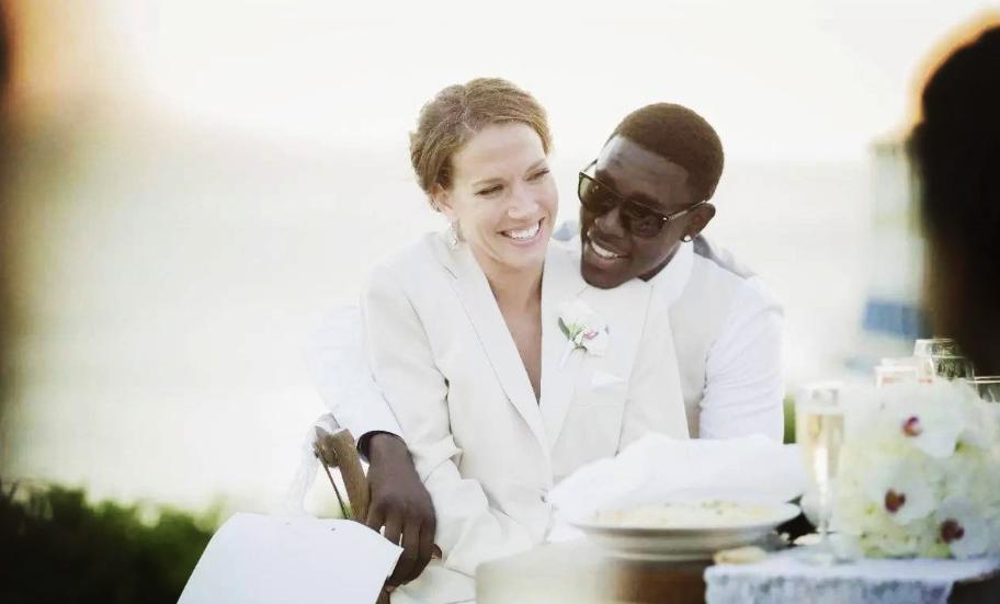 詹姆斯和萨瓦娜在科比面前秀恩爱,詹姆斯加冕历史得分王萨瓦娜镜头