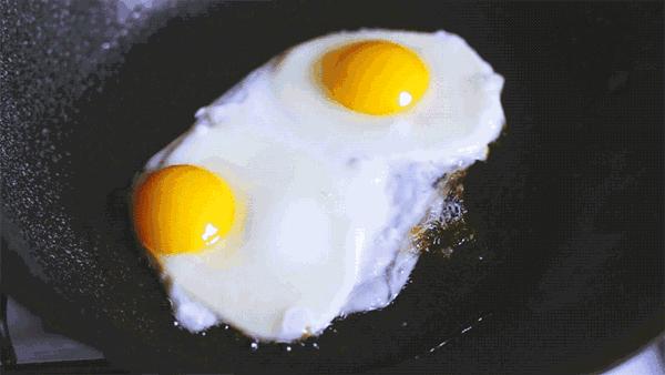 电锅不粘锅煎鸡蛋放油吗,鸡蛋怎样煎才能煎得完整两面金黄