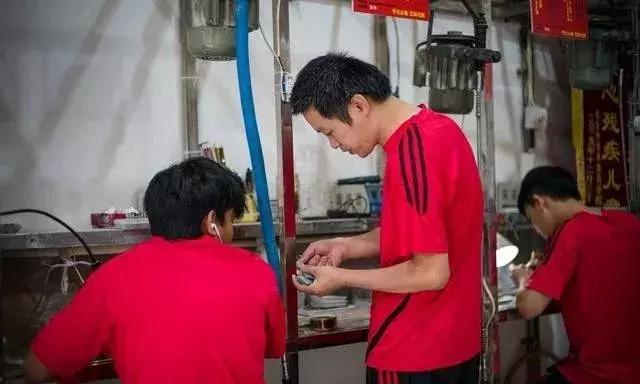 残疾人超励志成功逆袭,拒绝卖惨反倒感恩自己