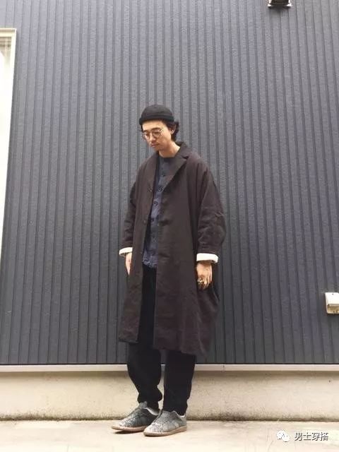 复古「圆形眼镜」当道?戴上透明黑色琥珀眼镜增添「轻复古」印象