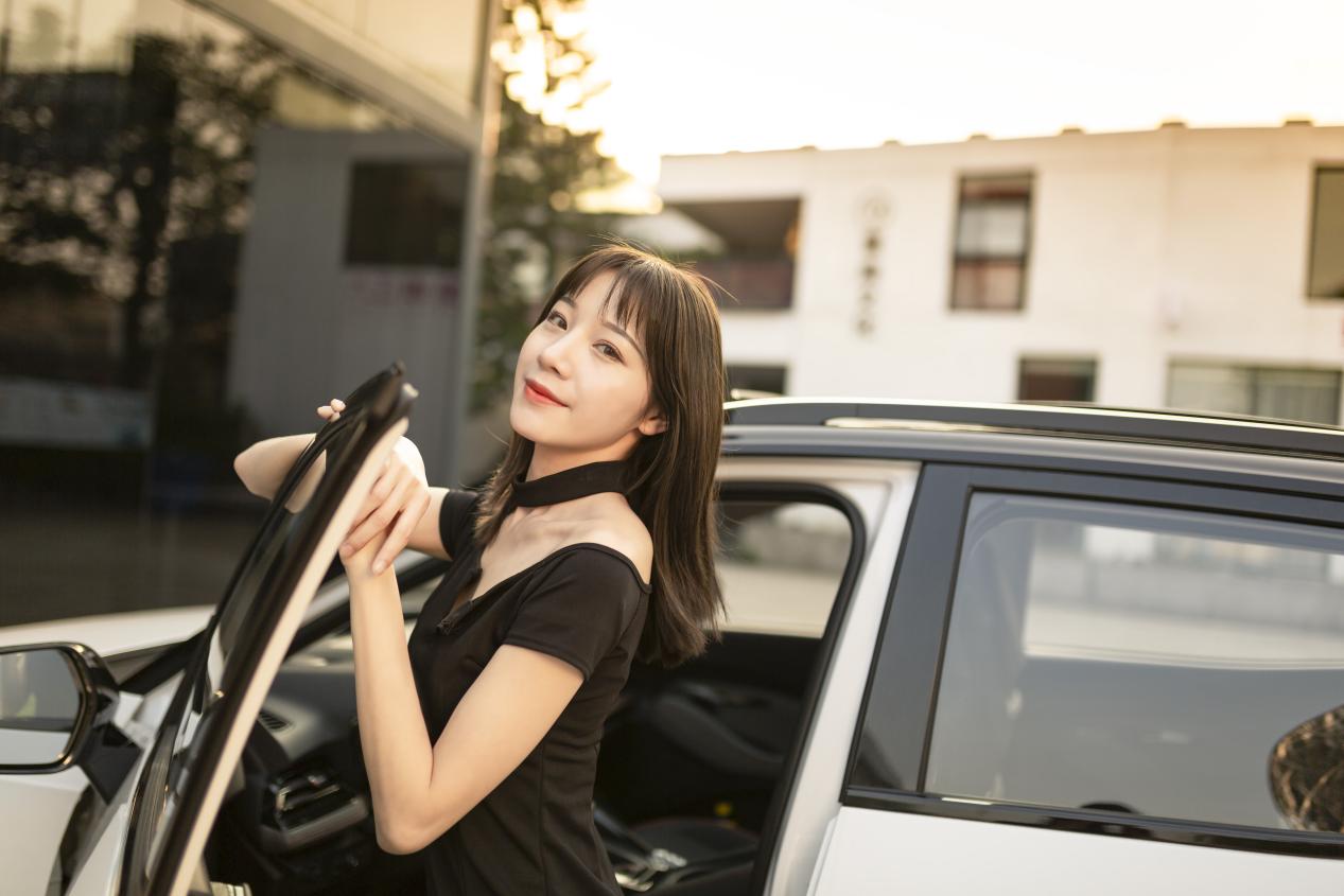 美女淘宝店主当车模,为爱车打CALL,能发微信的RS-3让她时刻在线