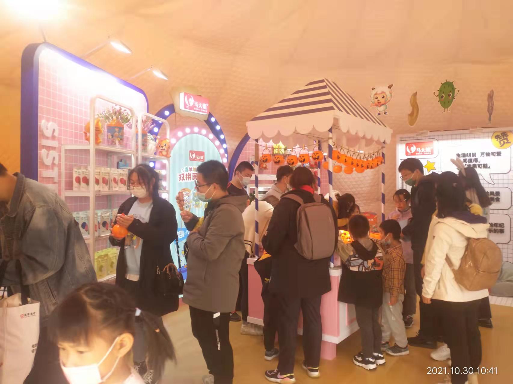 “糖果星球”成网红打卡地，国货品牌如何玩转“假面糖果节”？