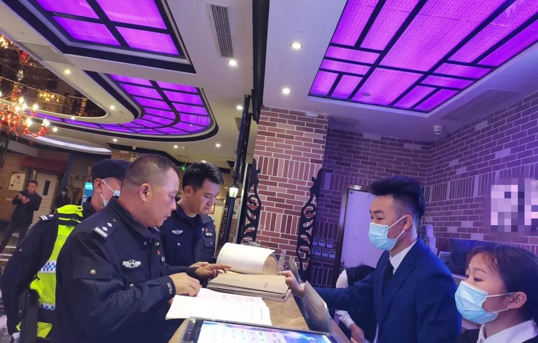 凌晨出动开展夜查行动,警方星夜清查风暴