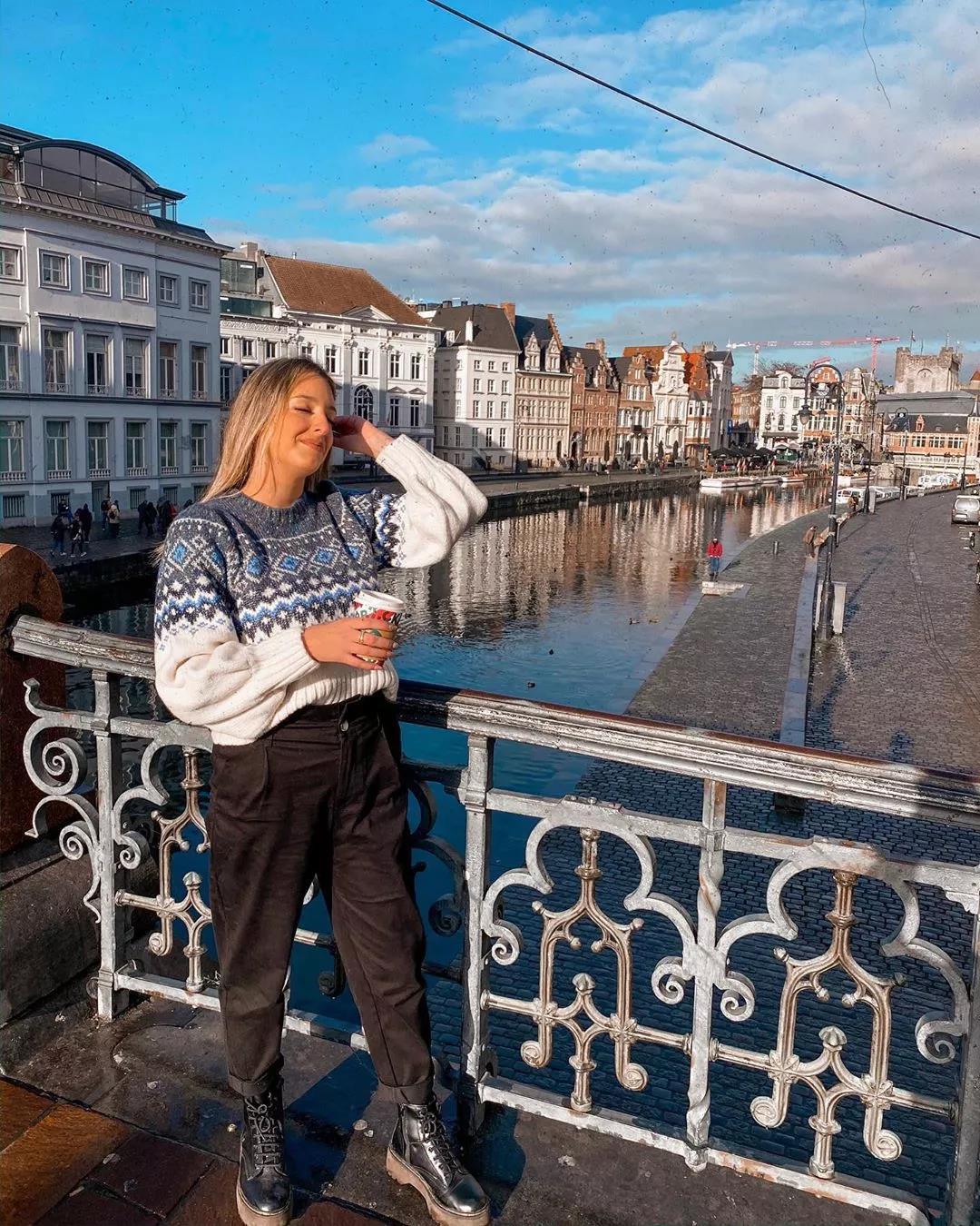 时尚穿搭黑白条纹毛衣经典又时髦,开春了大毛衣怎么穿才时髦