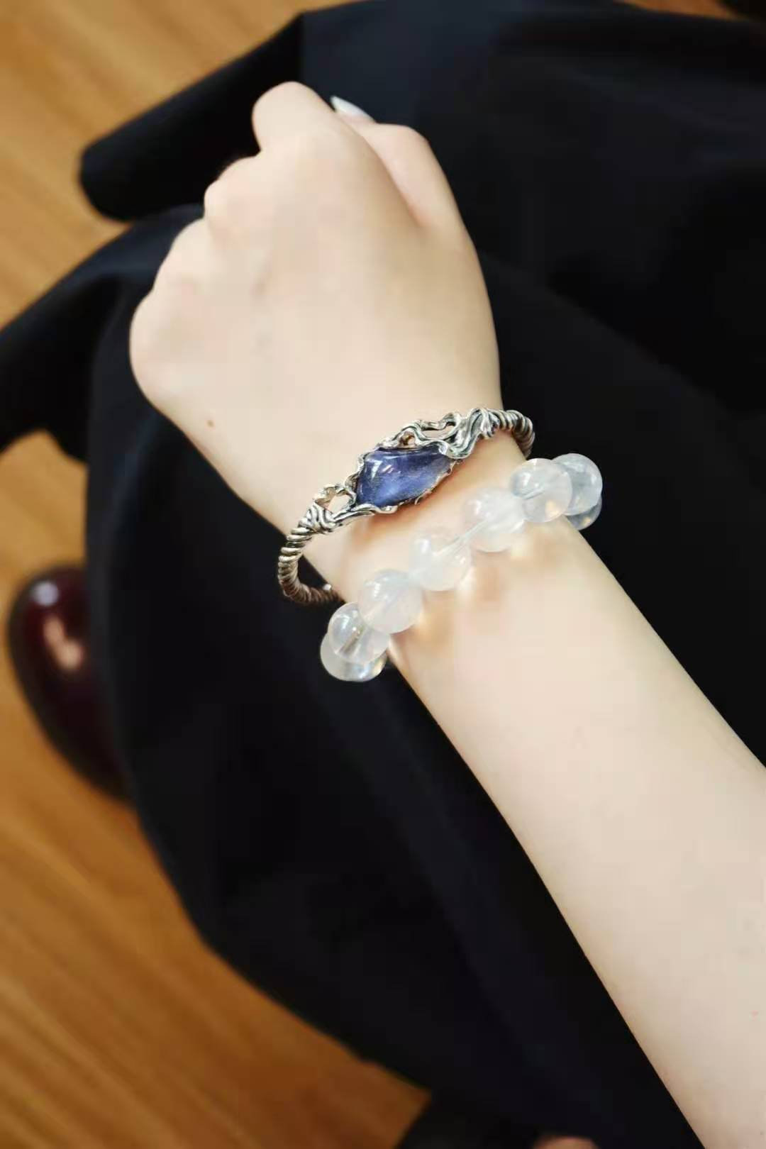 白底青手镯适合多大年纪戴,小圆条手镯适合什么年纪的人