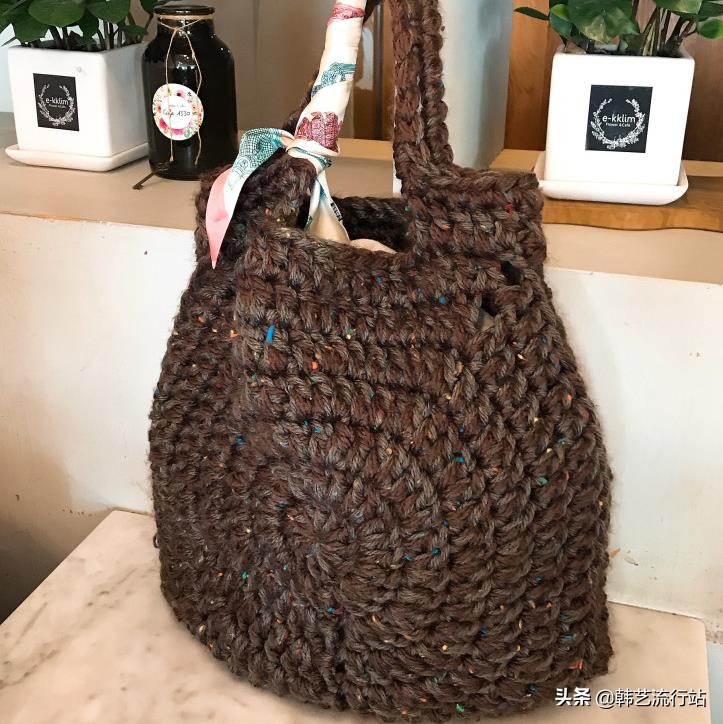 手工钩针编织手提包成品,钩针编织时尚又漂亮的女生手提包