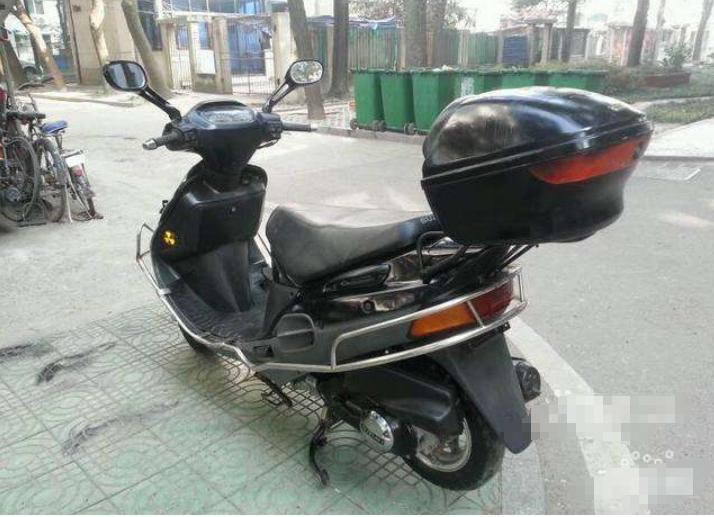 豪爵125海王星，FI电喷引擎功率6.9kW，51.5L大座桶配尾箱