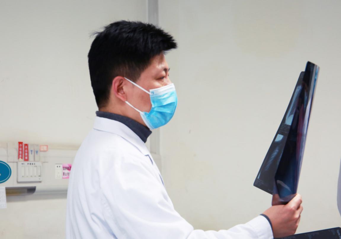 颈椎上长骨刺会出现哪些症状,颈椎骨刺压迫神经保守治疗能好吗