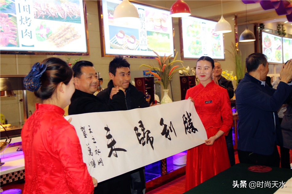 天水“轮胎哥”出发*藏西**,金龙大酒店携媒体、粉丝送上祝愿