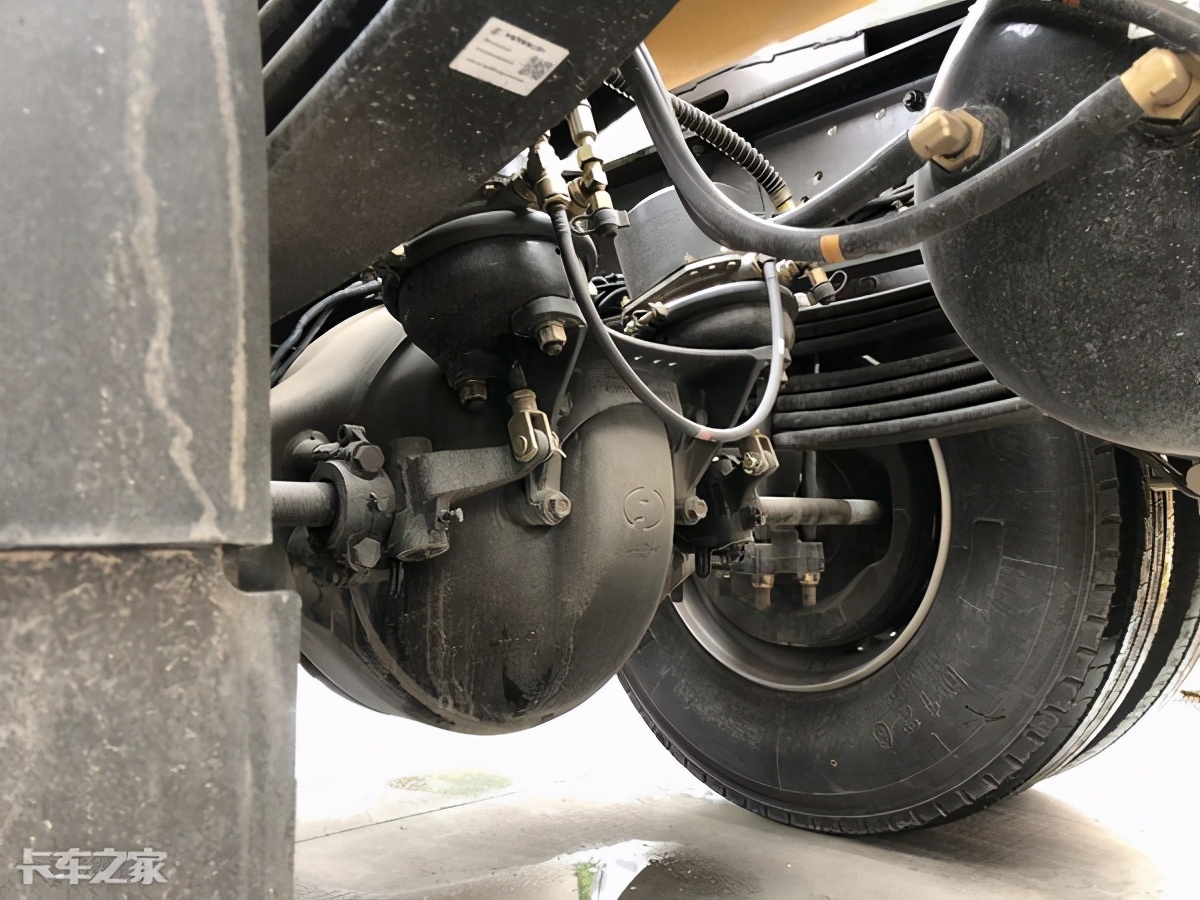 陕汽德龙新款m3000天然气车,德龙m3000牵引车拉大件