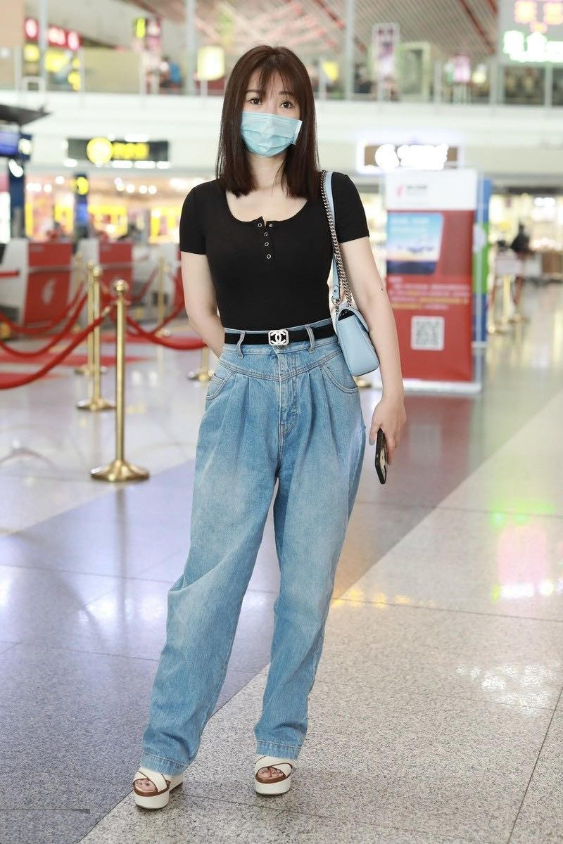 柳岩穿深v礼服展示身材,柳岩穿衣显身材走红