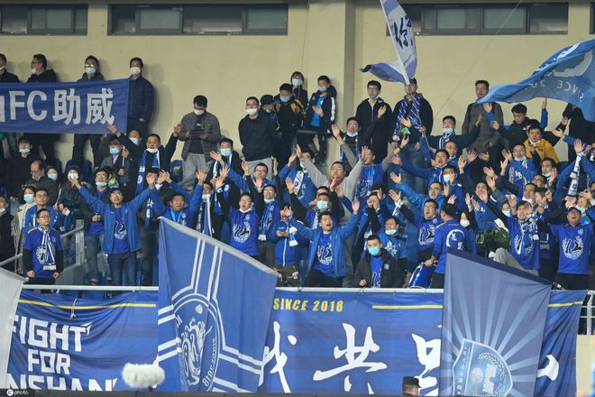 8000万冠军之省的另一面：进球后，省长在地上翻了4个跟头